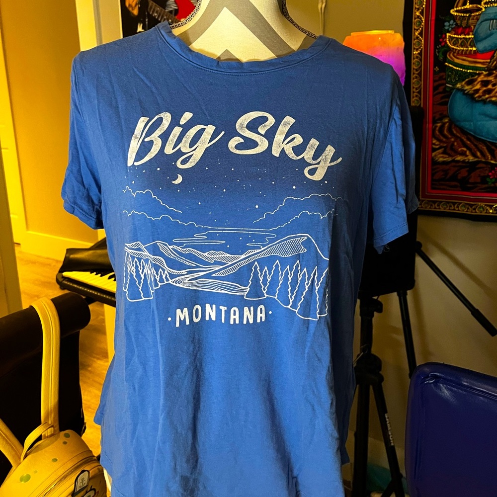 Old Navy Everywhere Style Tee. Size Large in Women. Royal blue with white.